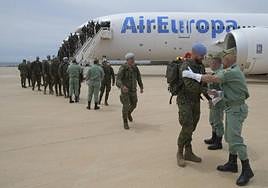 Llegada de los legionarios al aeropuerto de Almería.
