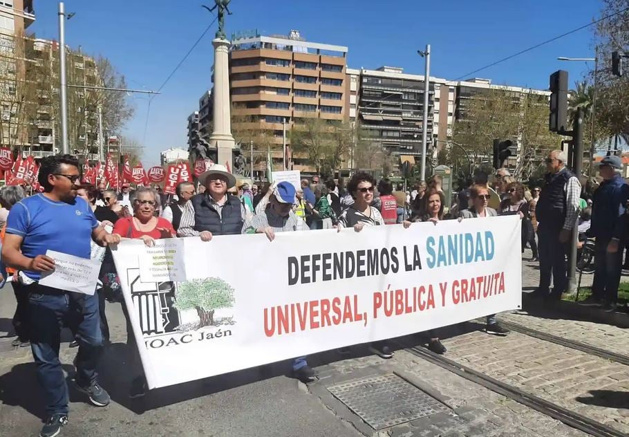 Participación del colectivo HOAC Jaén en la manifestación en defensa de la sanidad pública en Andalucía por las calles de la capital en marzo.