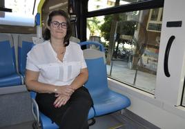 Carmen Soria durante el trayecto en un autobús urbano.