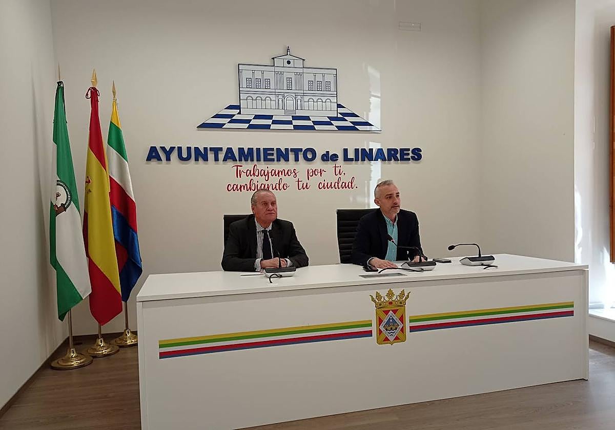 Francisco López, secretario general de ACIL, y Javier Palacios, concejal de Comercio, en rueda de prensa.