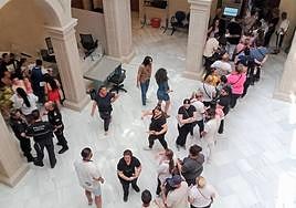 Vecinos esperan ante la Oficina de Atención a la Ciudadanía para solicitar su empadronamiento.