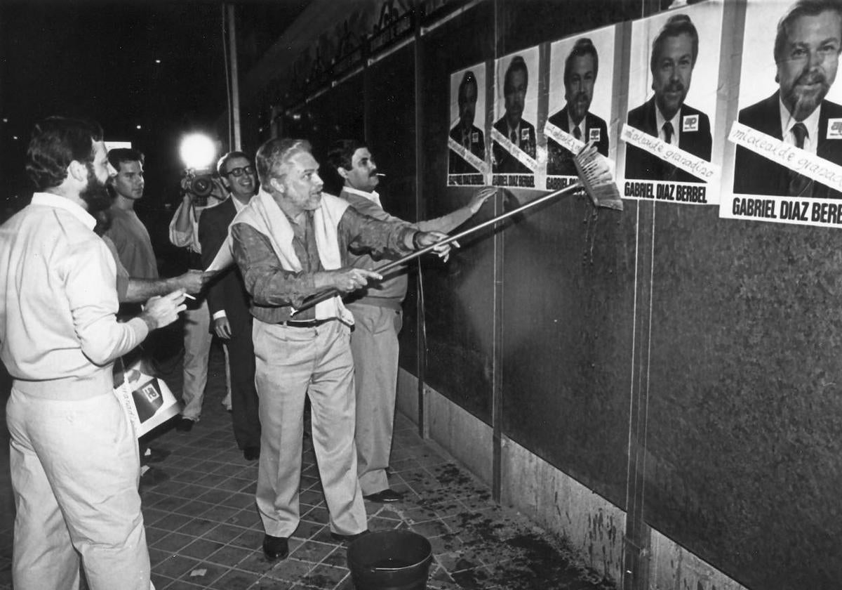 José Gabriel Díaz Berbel, en su primera pegada de carteles como candidato a alcalde.