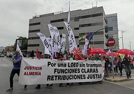 Manifestación de los funcionarios de Justicia de Almería, este miércoles.