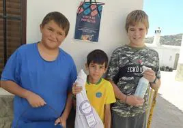 Los tres alumnos solidarios de Cáñar que han recaudado dinero para que sus compañeros puedan viajar.