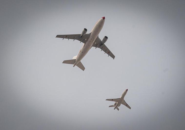 Así han vivido los granadinos el paso de los aviones del Ejército por Granada