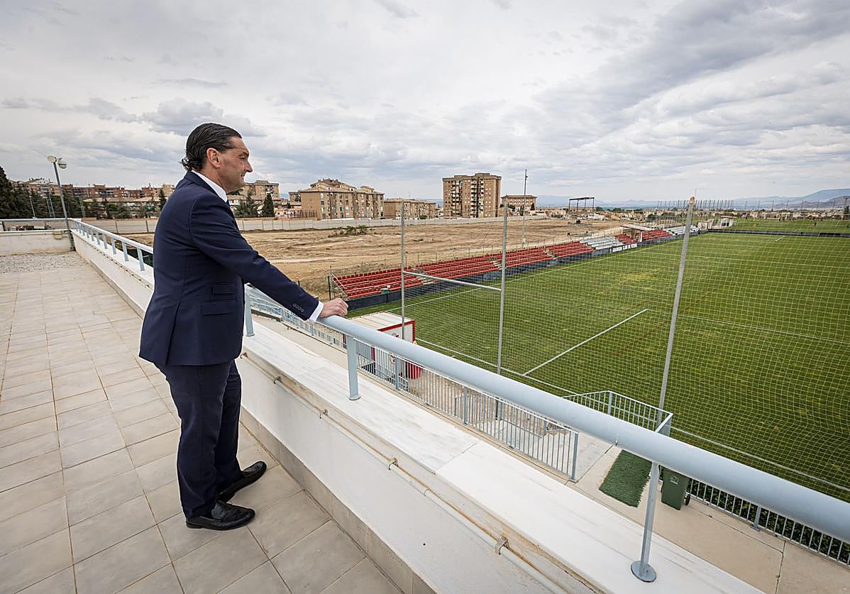 Alfredo García Amado, director general del Granada, ante los terrenos donde irá la ampliación