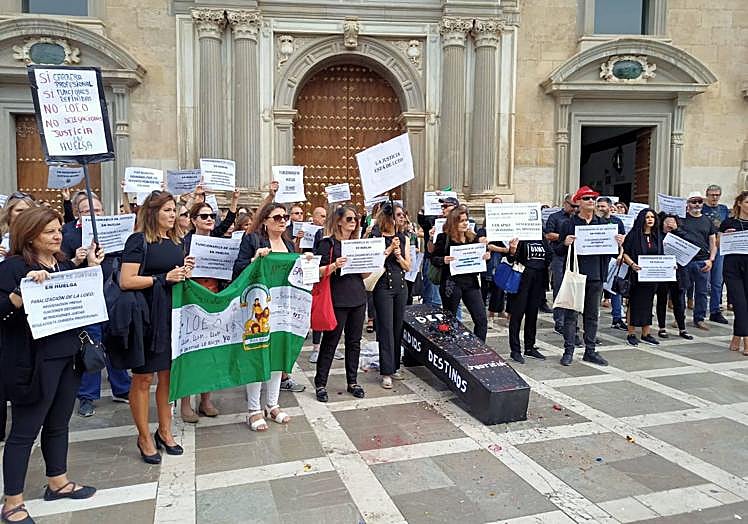 La mayoría de los participantes han acudido de negro en señal de luto.