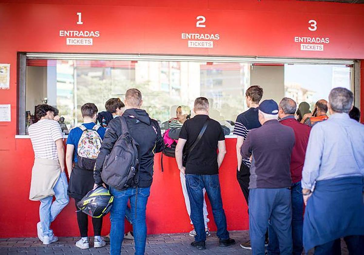 Colas ante las taquillas de Los Cármenes.