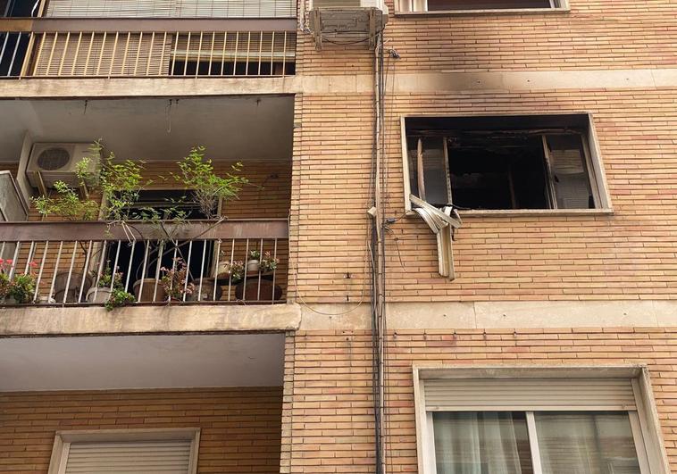 Vivienda en la calle Ribera del Genil en la que se ha producido el incendio