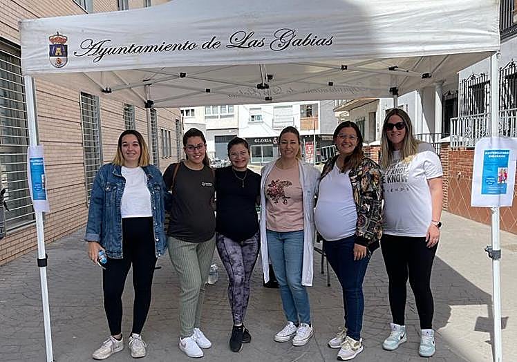 Laura, tercera por la derecha, junto a algunas de sus pacientes.