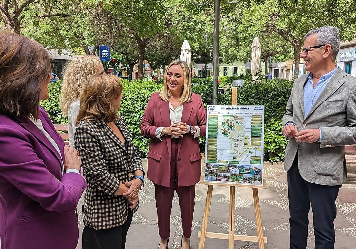 La candidata del PP a la alcaldía, Marifrán Carazo, junto a miembros de la lista y afiliados en Fígares.