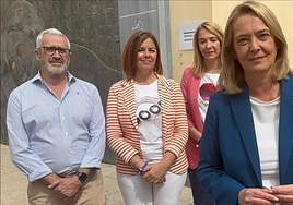 La candidata a la alcaldía, Luisa García Chamorro, junto a los miembros de candidatura popular, Madelin Banqueri, Mayte Jiménez y José Antonio Martín
