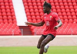 El Bilal Touré se ejercita en el Power Horse Stadium.