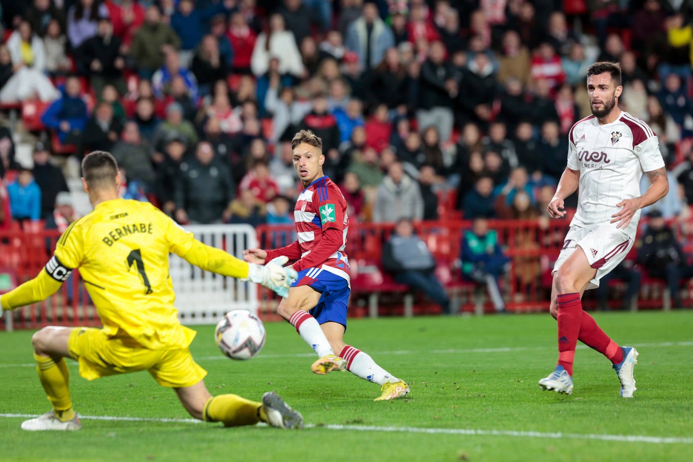 El primer partido de Paco López como entrenador del Granada estuvo marcado por dos expulsiones en el Albacete, que facilitaron a los rojiblancos la victoria en Los Cármenes. El equipo se mostró sólido atrás con el nuevo técnico y aprovechó su superioridad sobre el césped para acabar goleando a su adversario. No fue un encuentro que sirviera para medir al nuevo preparador de la entidad.