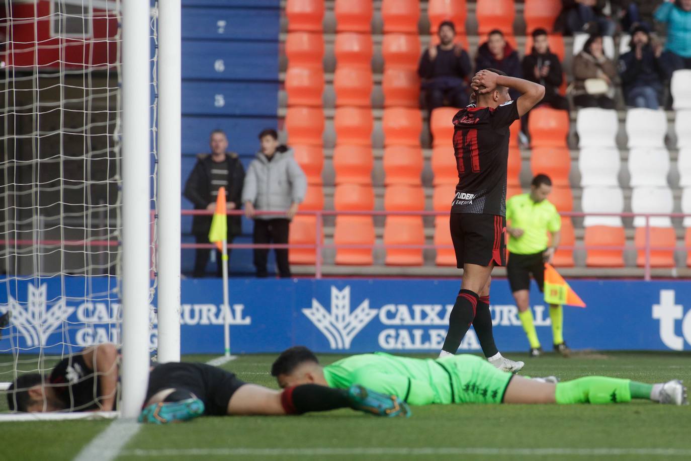 El Granada cerró la primera vuelta con una dolorosa derrota ante el Lugo. La evolución de la competición ha demostrado que el equipo gallego era uno de los más inferiores de la categoría y que los granadinos no deberían haber cedido aquel encuentro previo a la Navidad y a la posterior eliminación de los rojiblancos de la Copa del Rey. Daba la sensación que nada había cambiado a domicilio con Paco López.