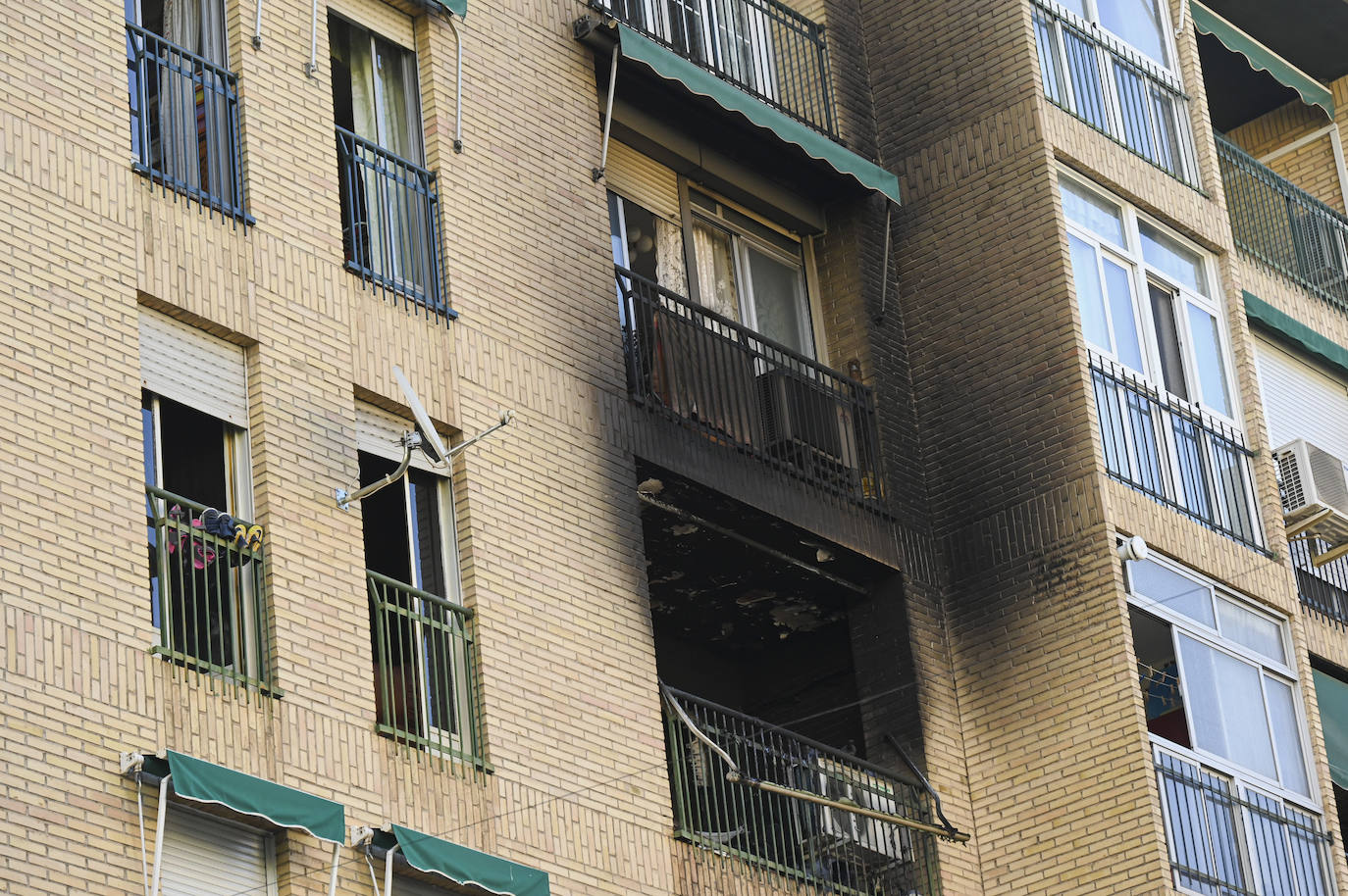 Imagen de la fachada del piso donde se produjo la deflagración en la Circunvalación de la Encina 26, en la Chana.