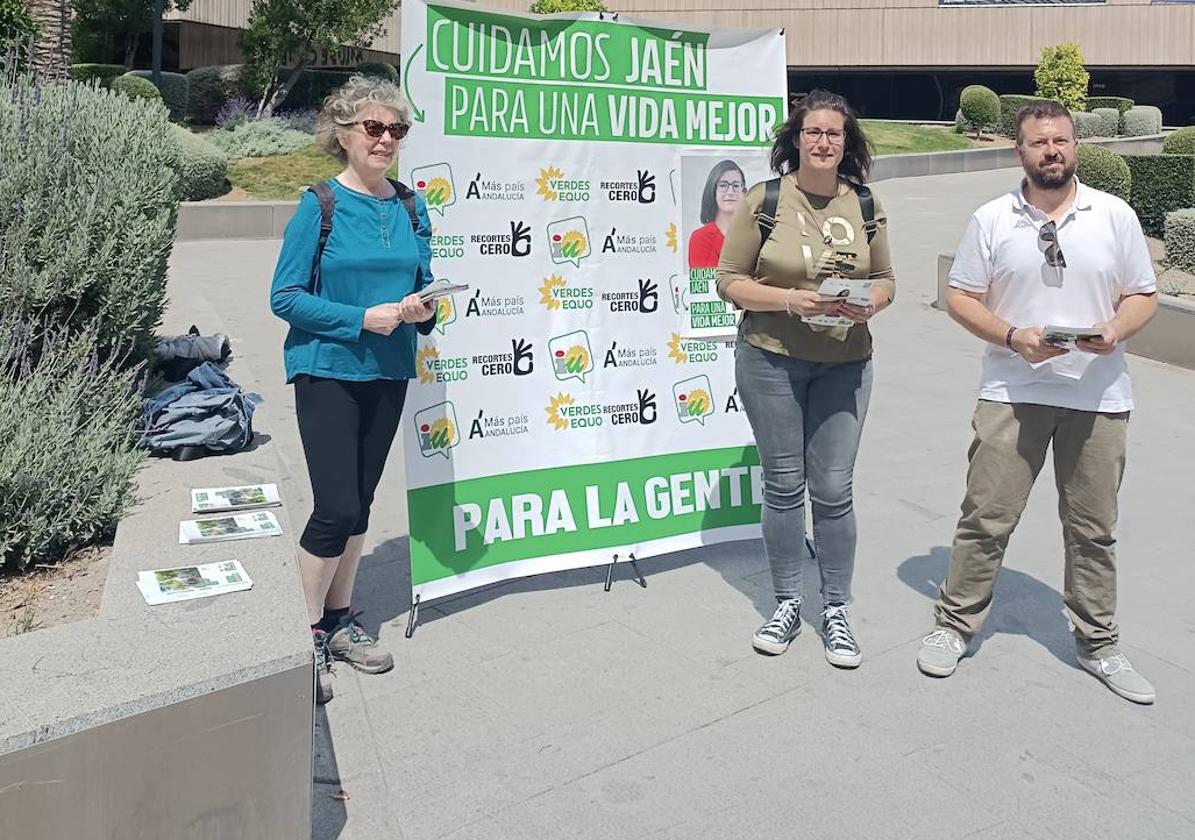 Reparto de información de la coalición en la puerta del Museo Íbero.