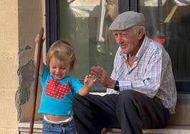 Encuentro en Jerez entre un abuelo y un niño.