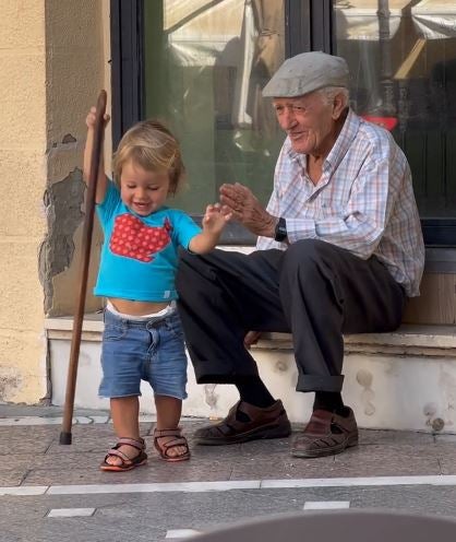 Encuentro en Jerez entre un abuelo y un niño.
