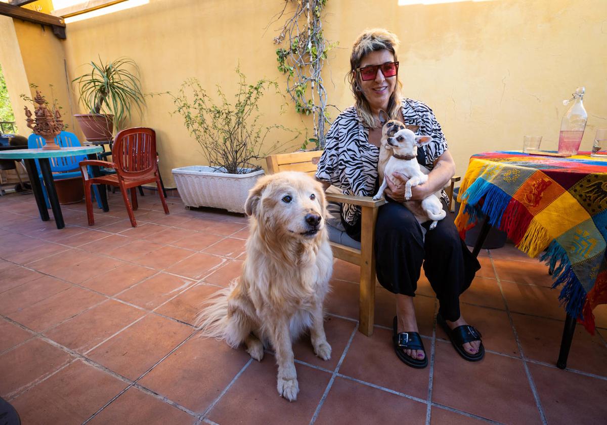 Amparo Sánchez con Maxi, Melaniey Tigre, en la terraza de casa.