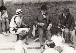 Sean Connery y Harrison Ford, en un descanso, durante el rodaje de 'Indiana Jones y la última cruzada' en Almería.