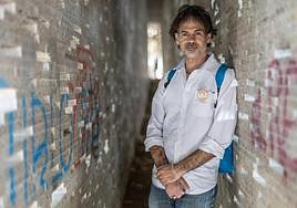 El candidato Luis Antonio Rodríguez posa en el interior de un pasadizo del entorno de San Miguel Alto.