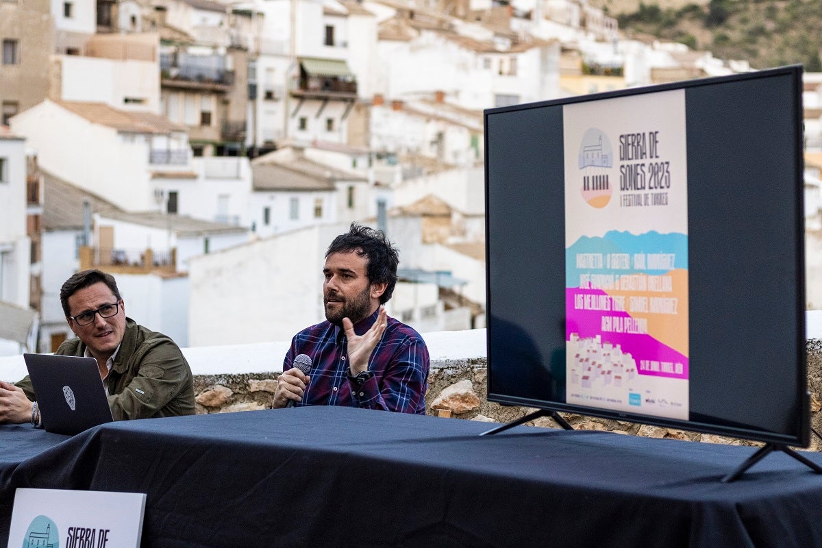 Roberto Moreno Jiménez, alcalde de Torres, y el director del festival, Pedro Rojas Ogáyar.