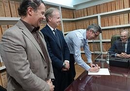 Manuel Vallejo, Javier Marín y Juanma Camacho, de Jaén Merece Más, firman ante notario.