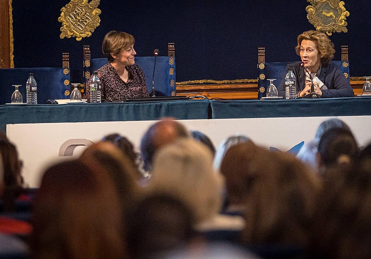 El salón de actos del Colegio Mayor San Bartolomé y Santiago se llenó de lectores deseosos de escuchar a la invitada.