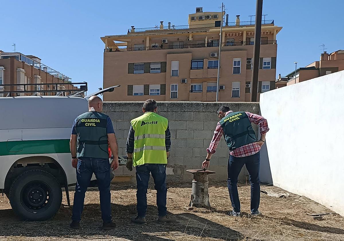 Agentes de la Guardia Civil con un técnico de Adif revisando los daños en la estación.