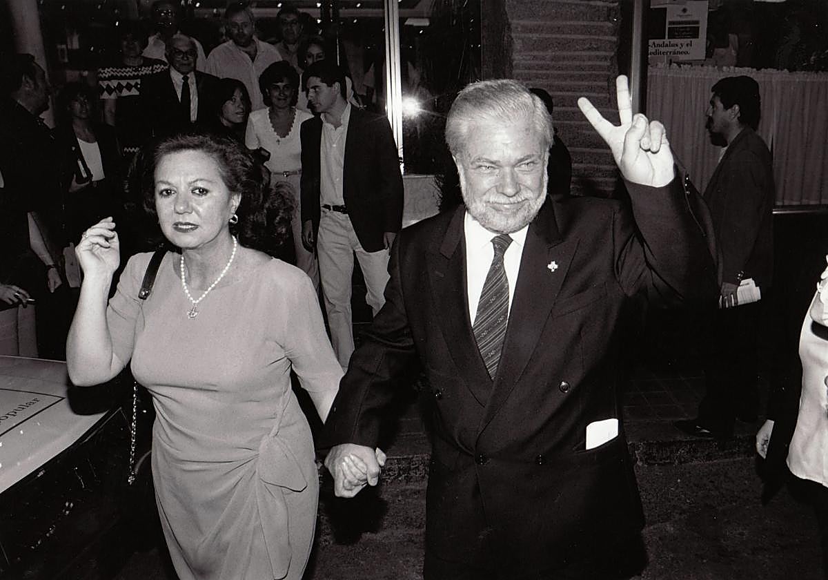 Manuela Ibáñez, esposa de Díaz Berbel, con su marido al llegar a la sede electoral del PP, tras la victoria.