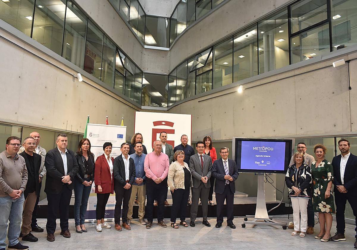 El presidente y la diputada de Empleo y Desarrollo Sostenible junto a representantes de los municipios del área metropolitana.