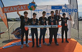 El equipo granadino Vegas Team, con su cohete.