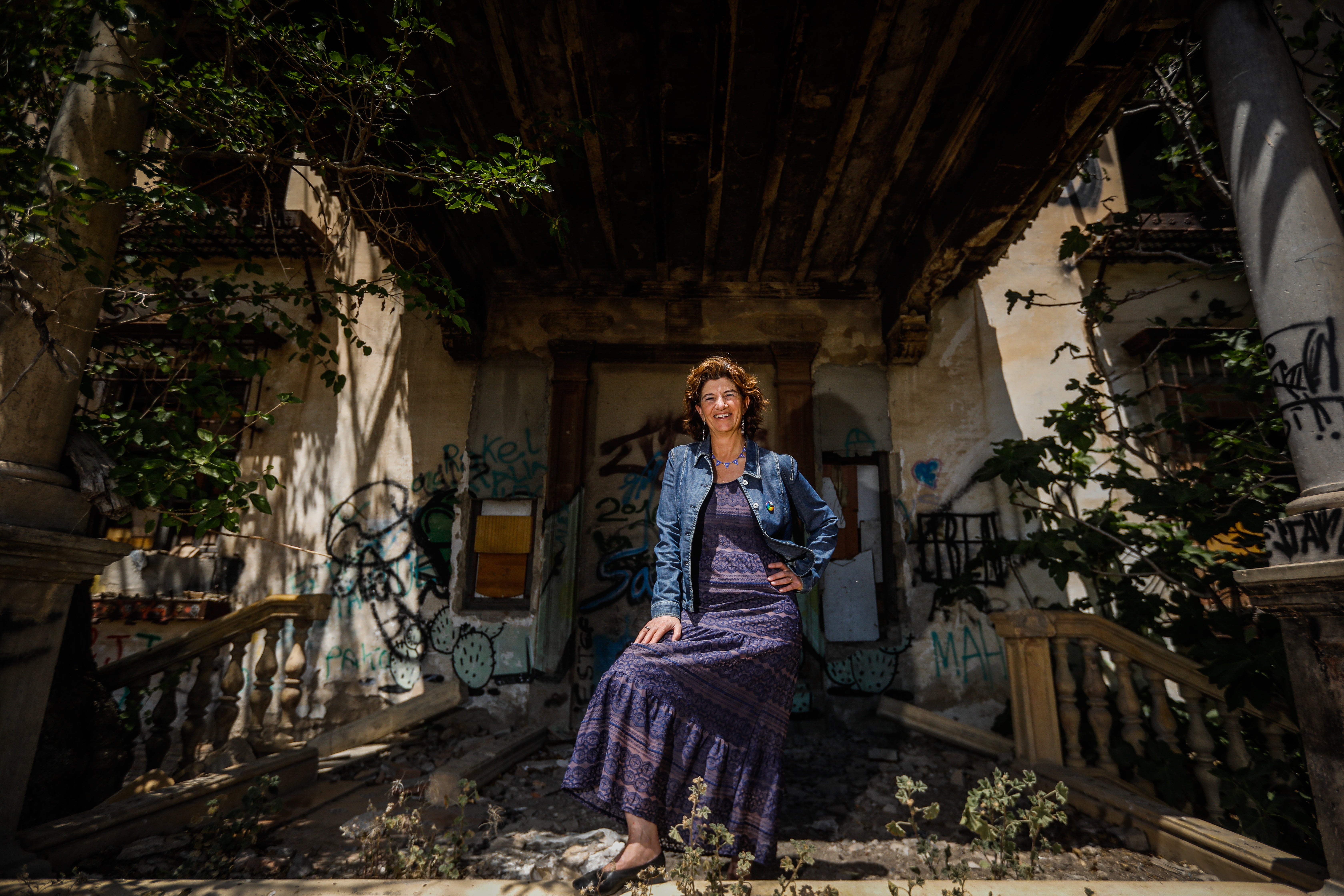 Elisa Cabrerizo, justo en la entrada de la Casería de los Cipreses.