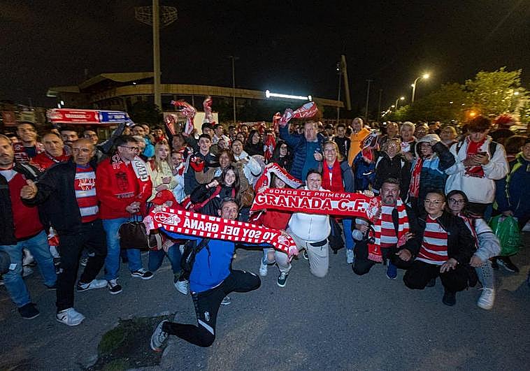 Aficionados del Granada CF, en la explanada junto a Los Cármenes antes de salir hacia Miranda de Ebro.