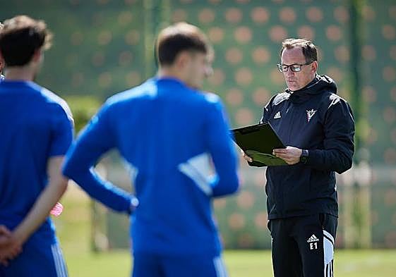 Joseba Etxeberria se dirige a sus futbolistas durante un entrenamiento esta semana.
