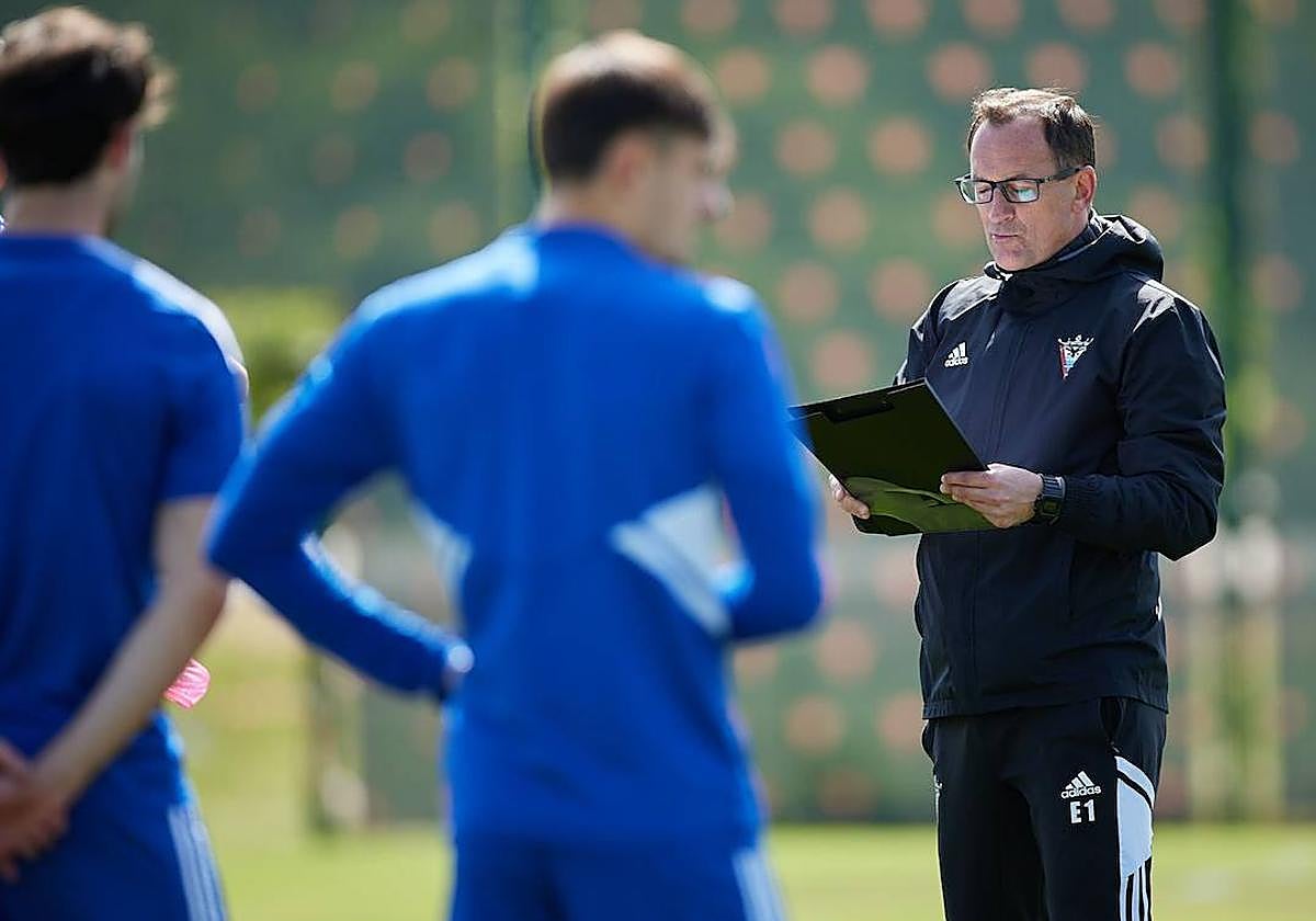 Joseba Etxeberria se dirige a sus futbolistas durante un entrenamiento esta semana.