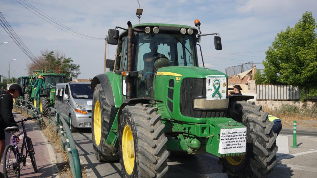 Tractores protestan por la falta de recurso para regar en la Vega de Granada