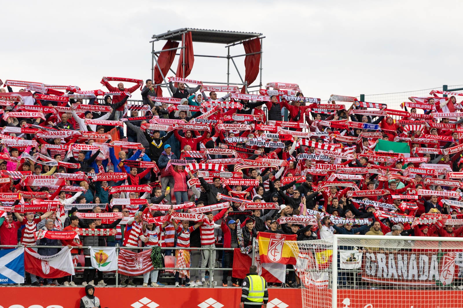 Encuéntrate en la grada de Anduva en la marea rojiblanca
