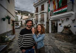 José María y Lorena, médicos en los pueblos de la Alpujarra, han elegido Carataunas para vivir durante este periodo de su residencia.