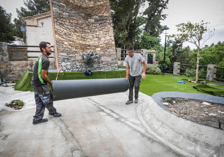 Imagen principal - Fernando y Alejandro trabajan en el Parque de la Humanidad. Jesús, fontanero de Motril.