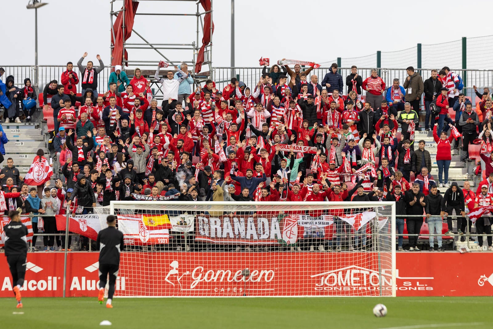 Encuéntrate en la grada de Anduva en la marea rojiblanca