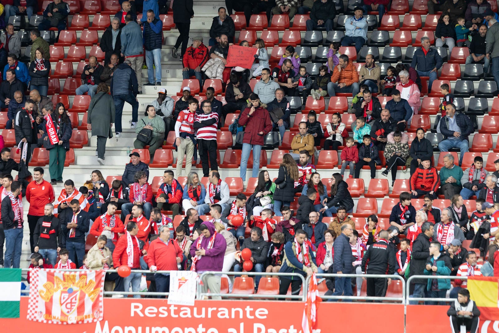 Encuéntrate en la grada de Anduva en la marea rojiblanca