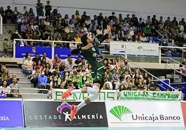 Jorge Fernández 'sujeta' al equipo almeriense con un rendimiento importante.