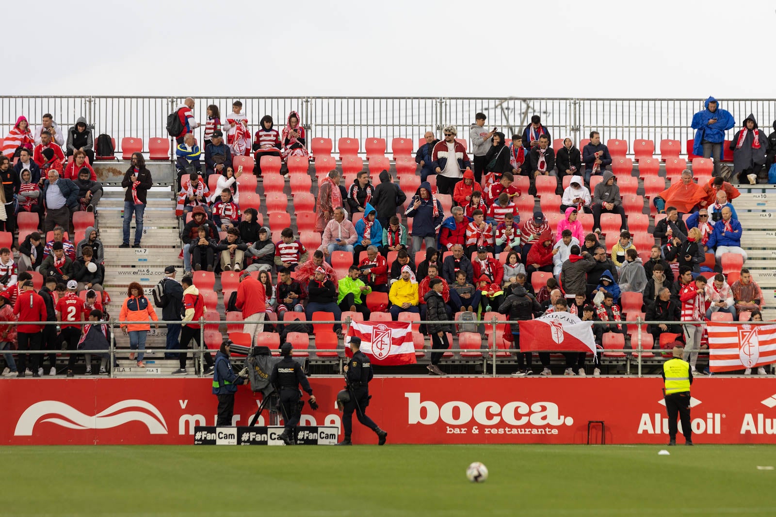 Encuéntrate en la grada de Anduva en la marea rojiblanca