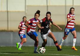 Inés persigue a una rojilla en el partido liguero en casa.