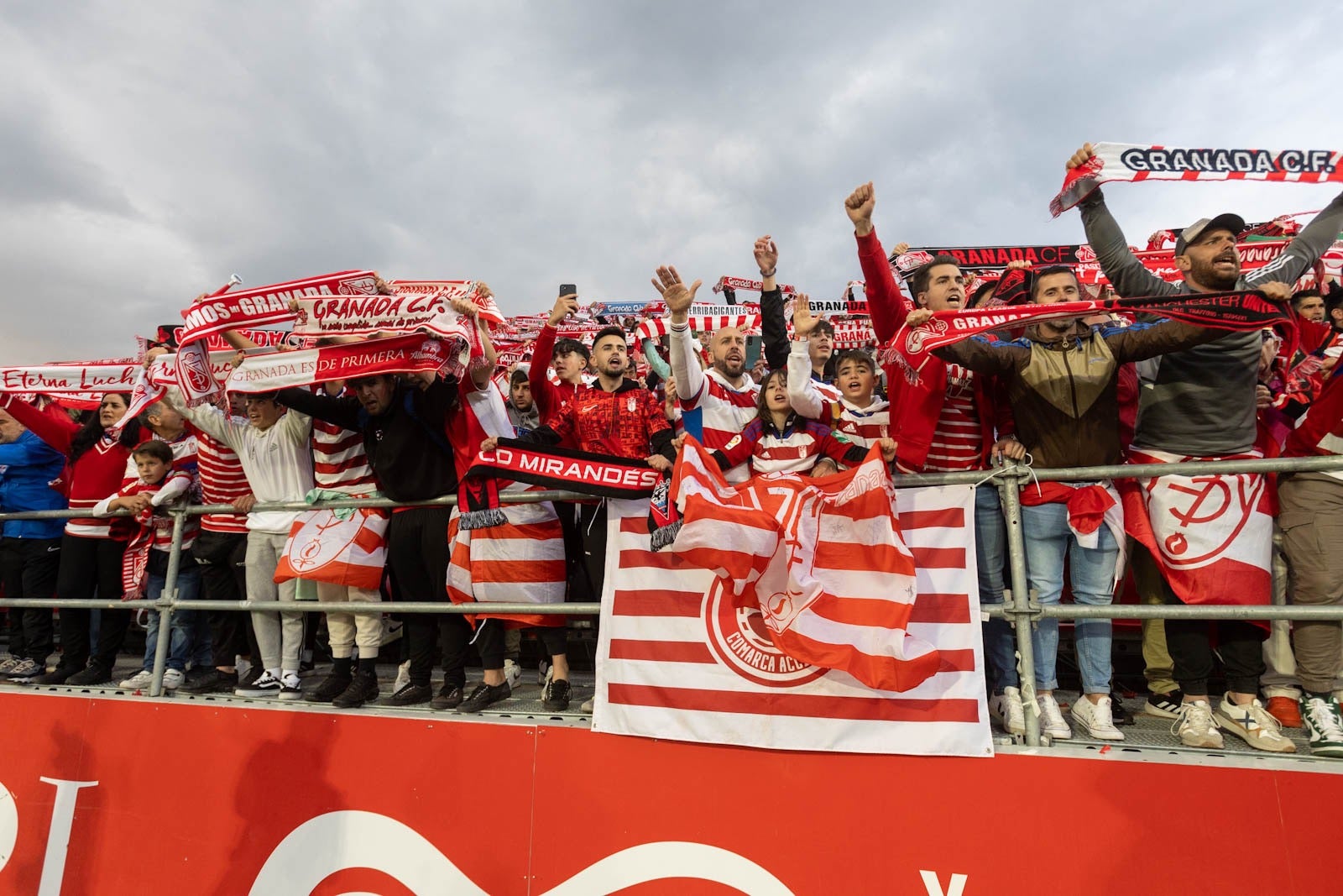 Encuéntrate en la grada de Anduva en la marea rojiblanca