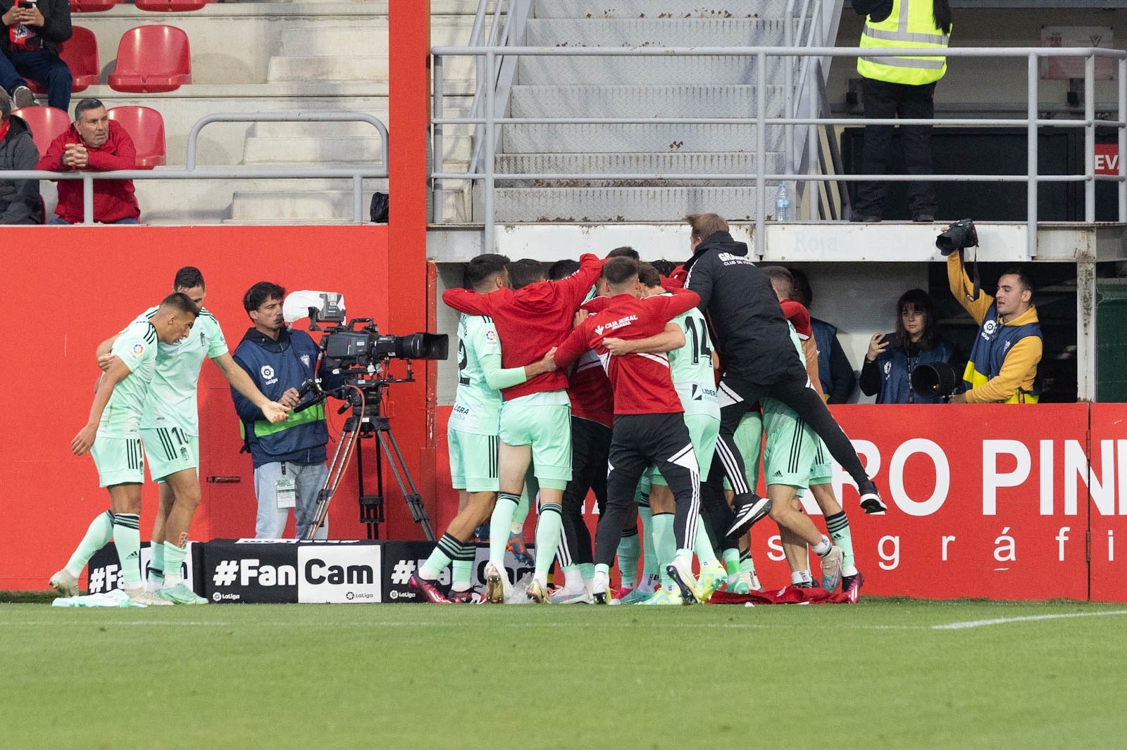 El partido entre Granada y Mirandés a pie de campo