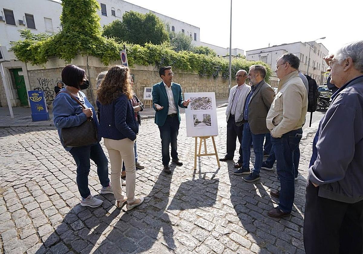 El candidato del PSOE a la alcaldía de Granada, Paco Cuenca, junto con vecinos de distrito Beiro.