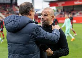 Joseba Etxeberria y Paco López se saludan antes del partido.